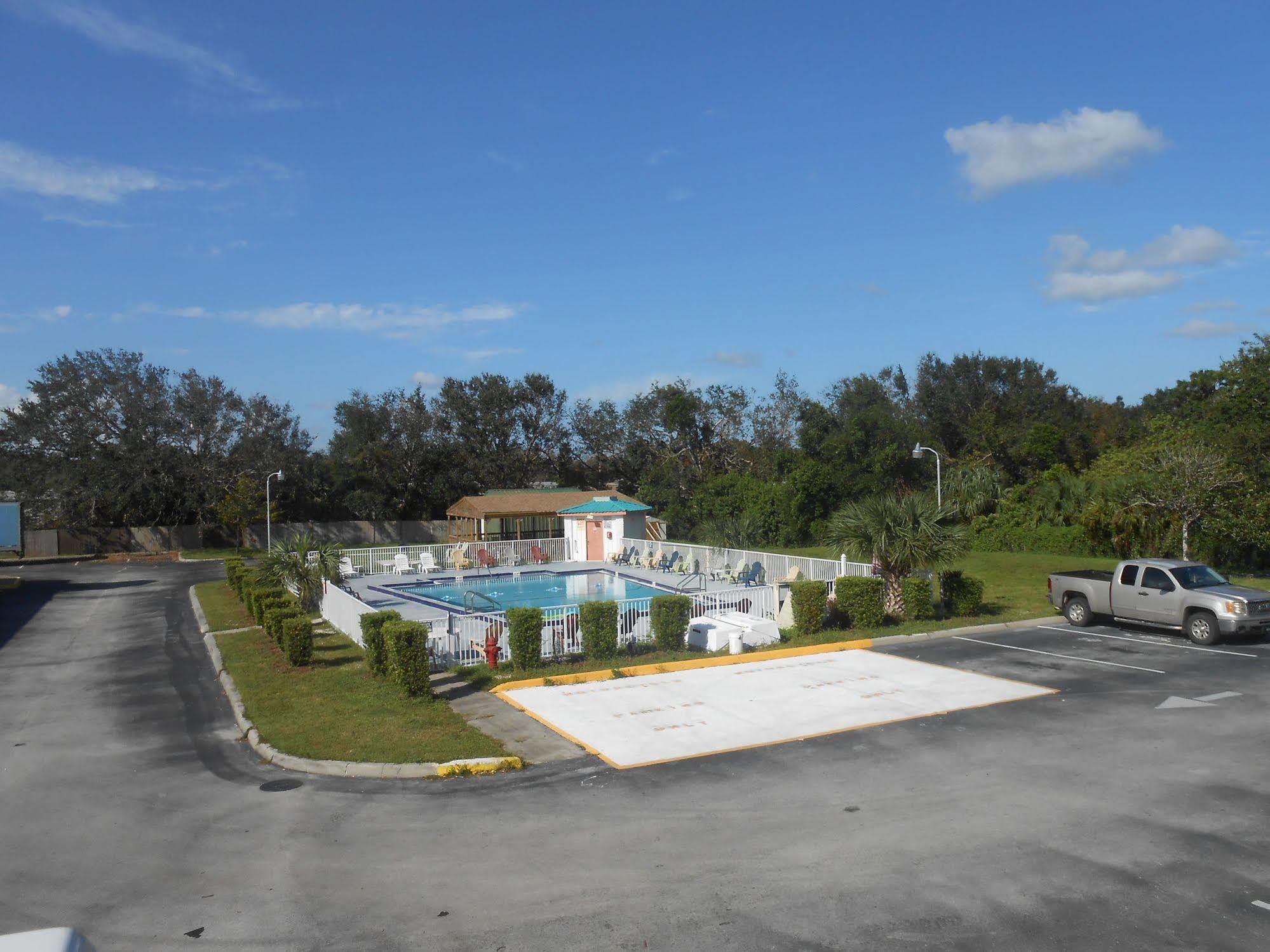 Executive Garden Titusville Hotel 外观 照片