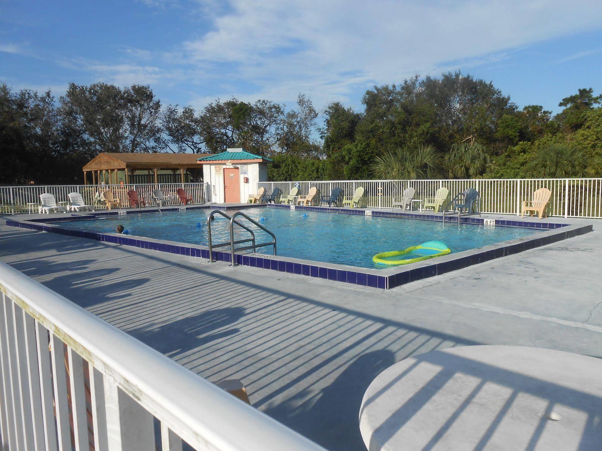 Executive Garden Titusville Hotel 外观 照片